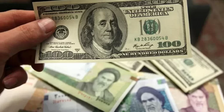 حرکت متناقض دلار در بازار رسمی و غیررسمی