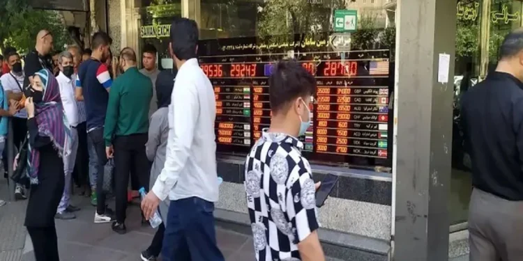 تردید دلار و سکه بین مذاکره و مکانیسم ماشه