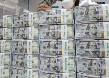 دلار سهمیه‌ای بی‌مشتری ماند / خبری از صف‌های طولانی خرید دلار بانکی نیست